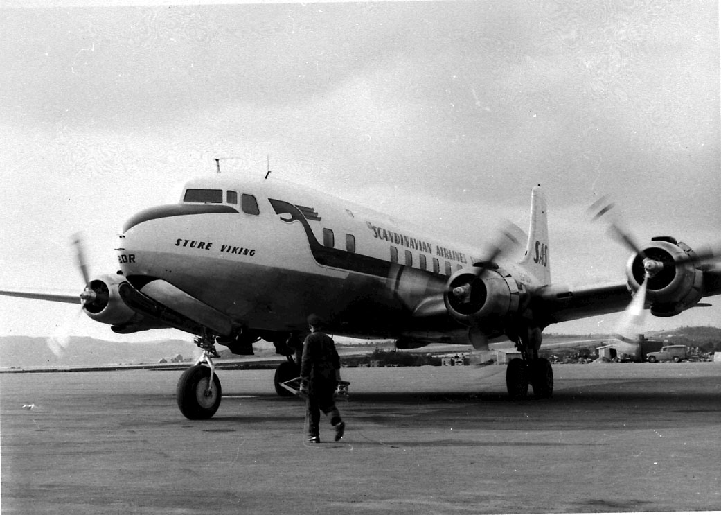 Lufthavn, 1 fly på bakken, Douglas DC-6, SE-BDR "Sture Viking" fra SAS. 1 person ved flyet.