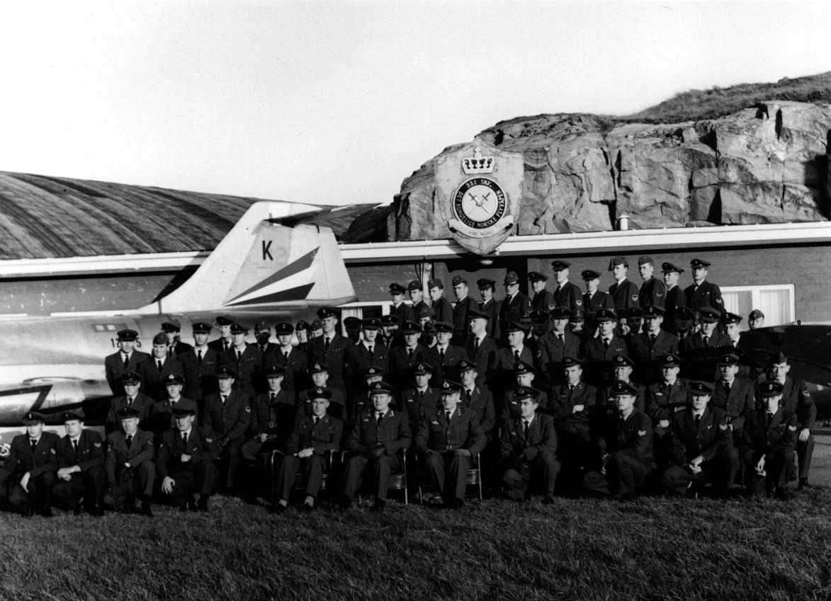 Militært personell. Gruppefoto av menn foran "emblem" 331 skvadronen.
