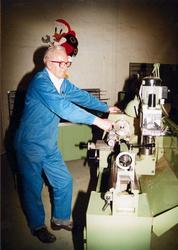 Lufthavn-flyplass.    En fagarbeider ved en dreiebenk.