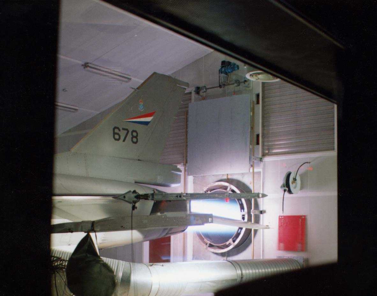 Lufthavn-flyplass.    F-16 motoren prøvekjøres med etterbrenner.