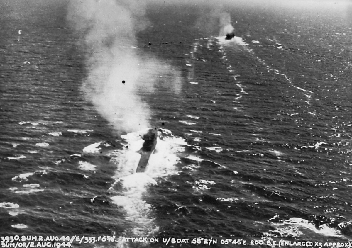 Krigshandlinger, militært angrep. 2 ubåter i oveflatestilling. Røyk fra begge fartøyene stiger til værs.