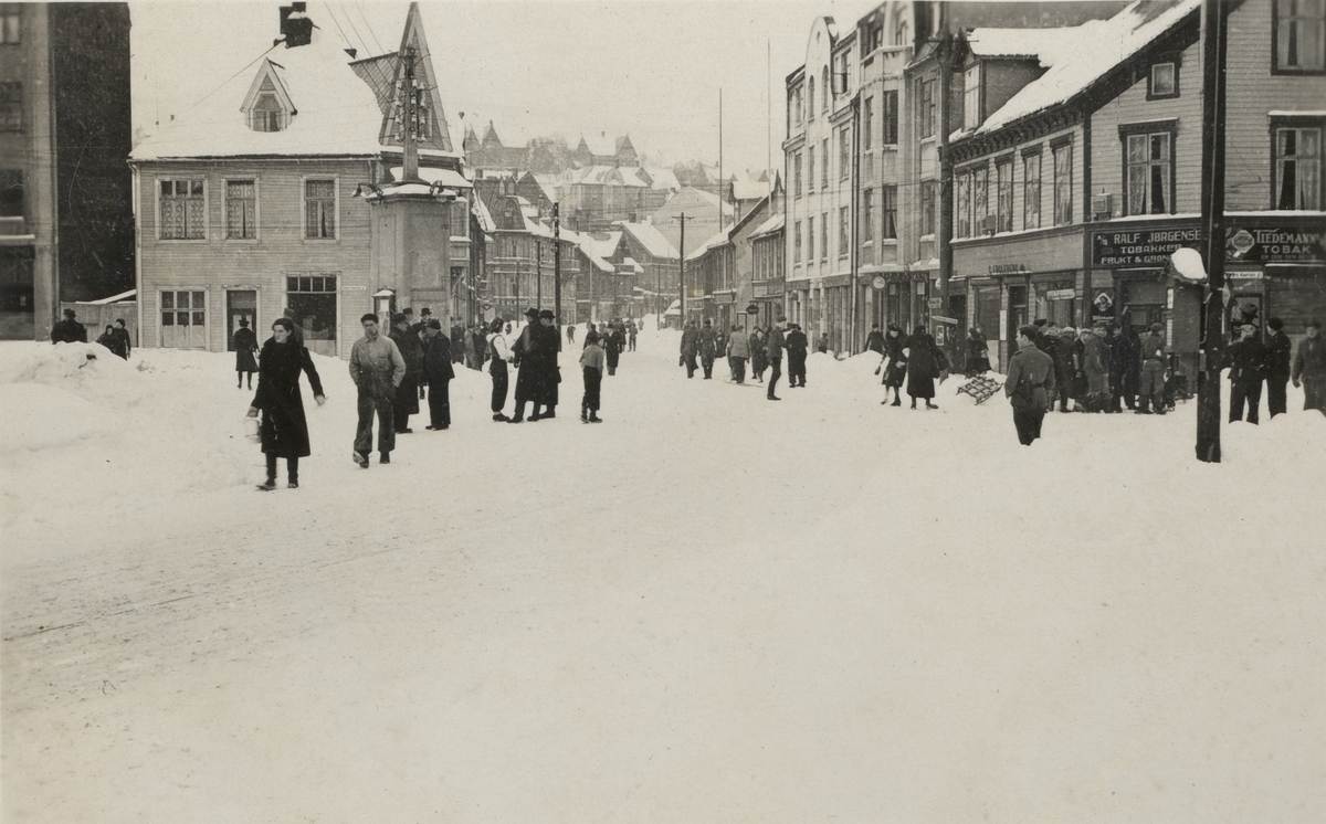 Folk på Rikard Kaarbøs plass, en vintersdag under krigen.