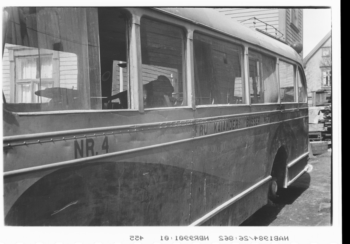 Busser tilhørende Maren Kaiander: "FRU KAIANDERS BUSSER". Foran International C-serie buss med gassgenerator bygd antakeligvis av Bjarne Berg på Byneset utenfor Trondheim. Bussen har registreringsnummer W-4540 som ble brukt på en 1938-modell International, som gikk for rutebileier Maren Kaiander, Narvik. Hun drev bybussruter i Narvik fra 1920-tallet og til etter krigen da rutene ble overtatt av Ofotens Bilruter. Selskapet drev under navnet "Fru Kaianders Busser", seinere også "Fru Kaiander & Søn". Kaiander staves i noen tilfelle Kajander. Fru Kaiander drev også drosjeforretning med 4-5 drosjebiler. Nr 4 Fru Kajander bussers