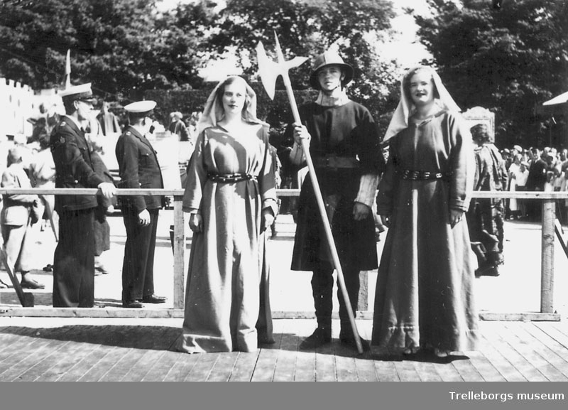 Torgfesten 1937.  I förgrunden två kvinnor och en man i medeltida dräkter. Mannen i mitten är Sixten Falkman och kvinnan till höger är storasystern Asta Falkman (gift Persson) Negativ 70:1350.