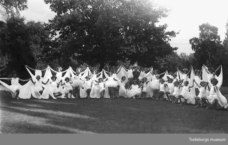 Torgfesten 1933. En grupp flickor framträder i parken. Negativ 70:1273.