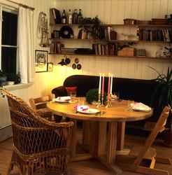 Dekket spisebord med Tripp-Trapp stoler fra Stokke og kurvst