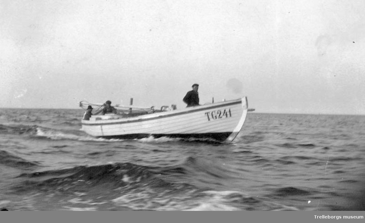 Till vänster Algot Möller, som ägde TG241 som hade namnet "Familjen". Till höger Jöns Möller som tillsammans med sin far hade TG2. Jöns slutade att fiska 1932 som var ett dåligt sillaår.
Enligt accessionsboken: Överlämnad av fiskare And. Möller i Gislöv.