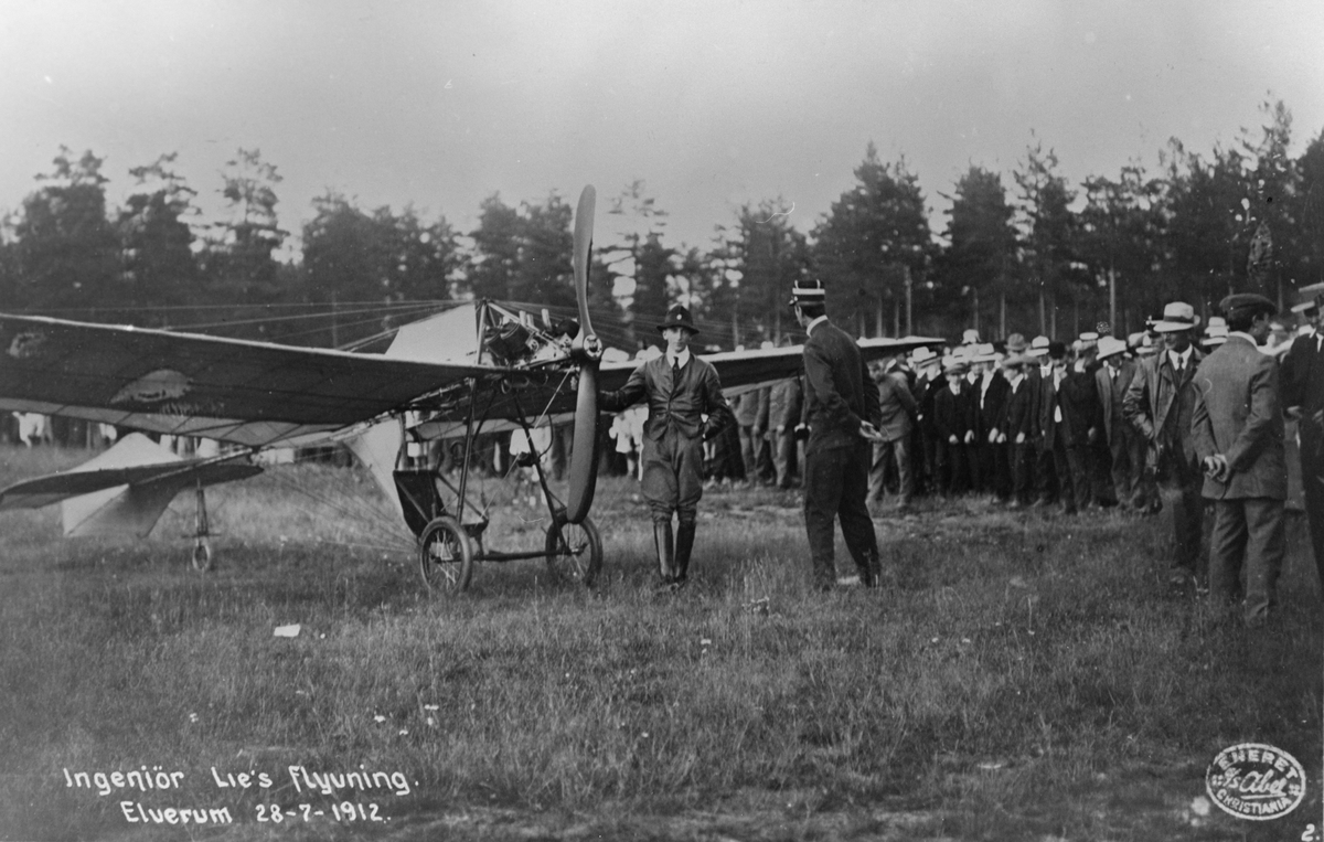 Fra norges første sivile flyging på Terningmoen 1912. Ingeniør Christian Lie.