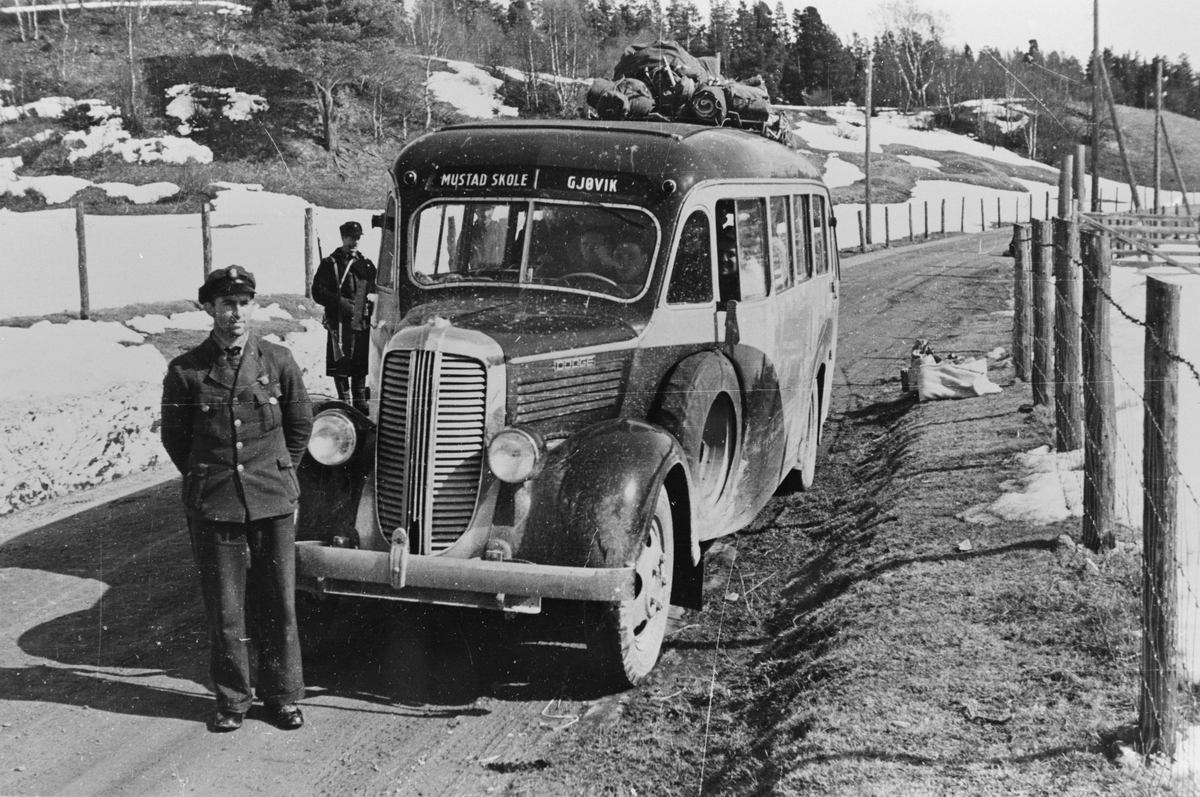 Norsk soldat ved rutebuss. Gjøvik. 1940.
Dodge 1937-38.