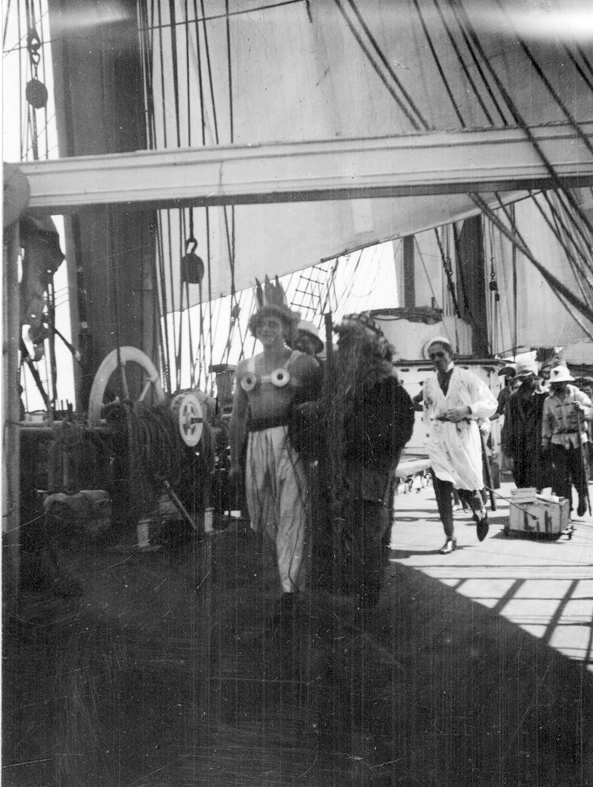 Beatrice av Göteborg, ex Sithiod.
Linjedop den 29.9 1928 under resa Antwerpen-Port Adelaide. Neptun med drottningen kommer förifrån.