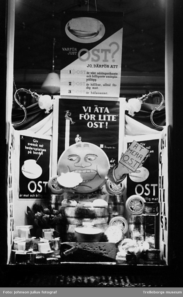 Herman Perssons Speceriaffär, Algatan 17, år 1932. Reklam för ost. VI äta för lite ost!