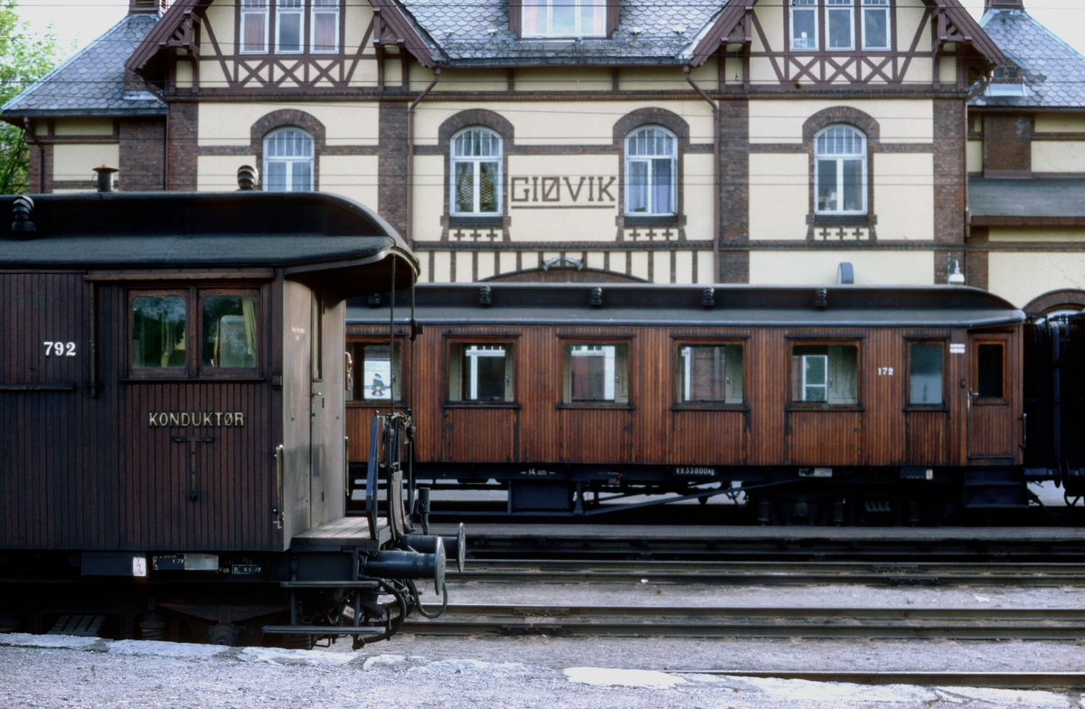 Gjøvik stasjon. NSB personvogner med teakkledning, BF nr. 792 og B 30 172.