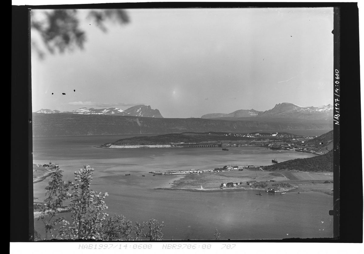 Fagernes gård Fagerneskaia. Narvik havn. Malmkai 1 og 2. Herjangsfjorden i bakgrunnen. Bildet er tatt fra Ankenes.
