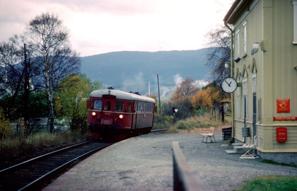 Lokaltog Stjørdal - Trondheim på Charlottenlund holdeplass, tidligere stoppested. NSB dieselmotorvogn BM 86F 28.