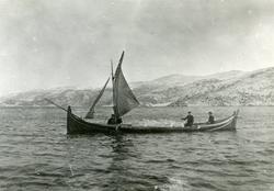 Frakting av is med båt til Fjølvika