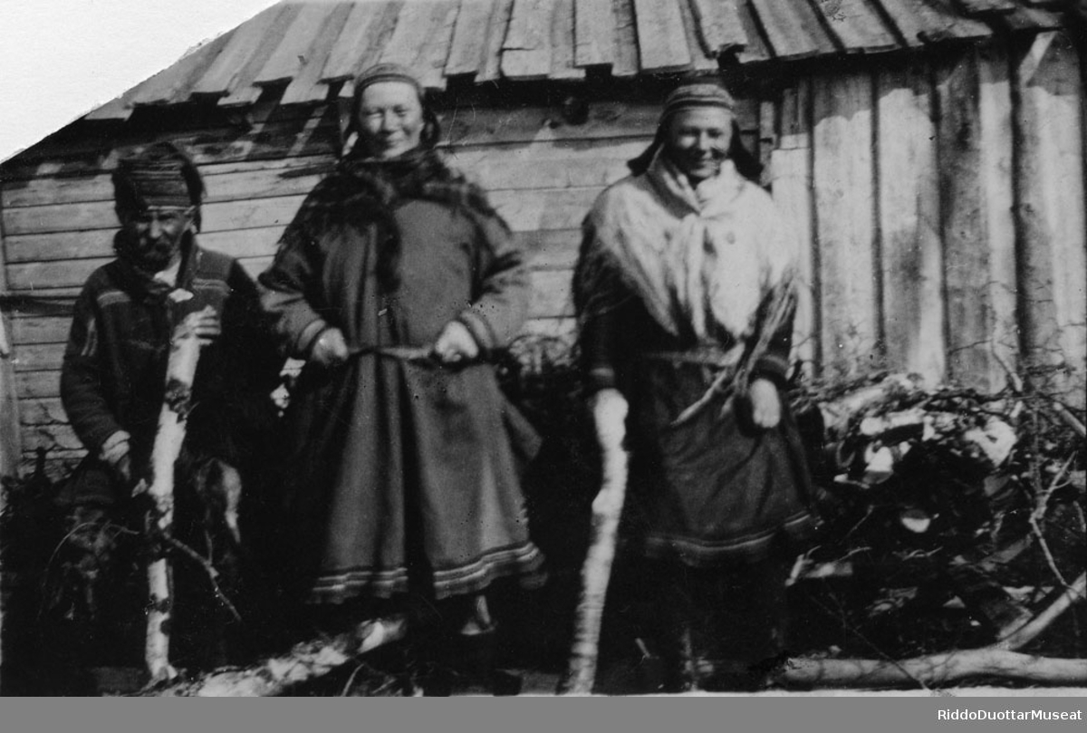 Migál eamidiin ja nieiddain Elliin Vuolledálus.
Migal med kone Karen Marie og datteren Ellen på gården.