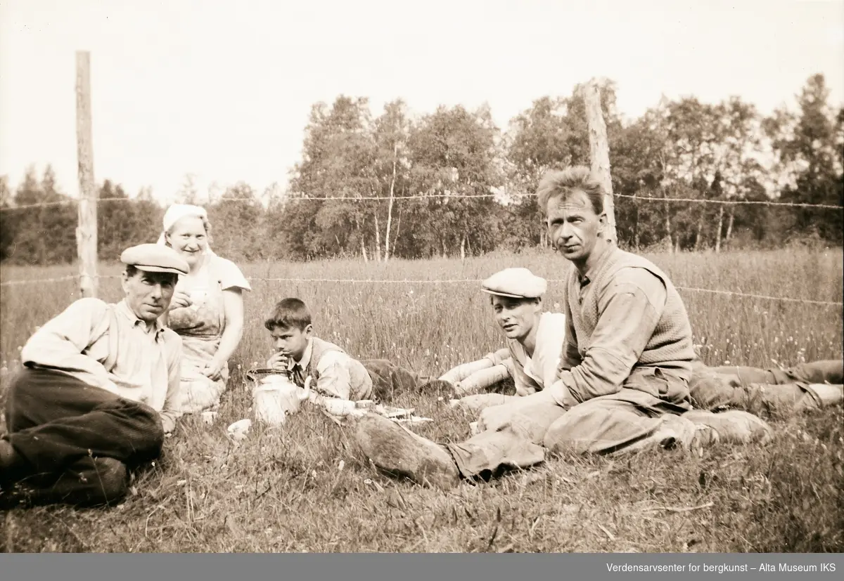 En pust i bakken foran gjerdet på Jøraholmen. Bildet er fra rundt 1936. Fra venstre: Ole Roald Jøraholmen, tjenestepike, Arne Jøraholmen, Hugo Knudsen og ukjent mann.