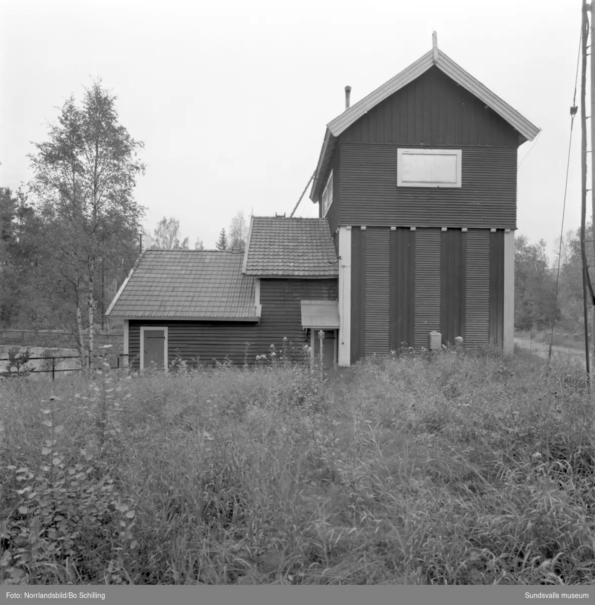 En stor grupp bilder från Ljungaverk, byggnader, gårdar, terräng och landskap. Fotograferat för Fosfatbolaget.
