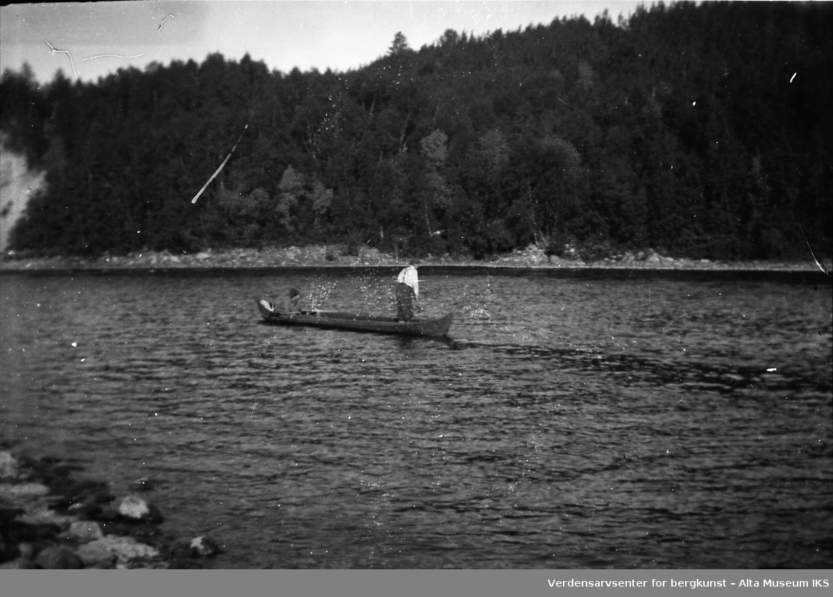 Brynjulf Myreng står i elvebåten.
Bildet er tatt i fiskesesongen på sommeren i 1949.