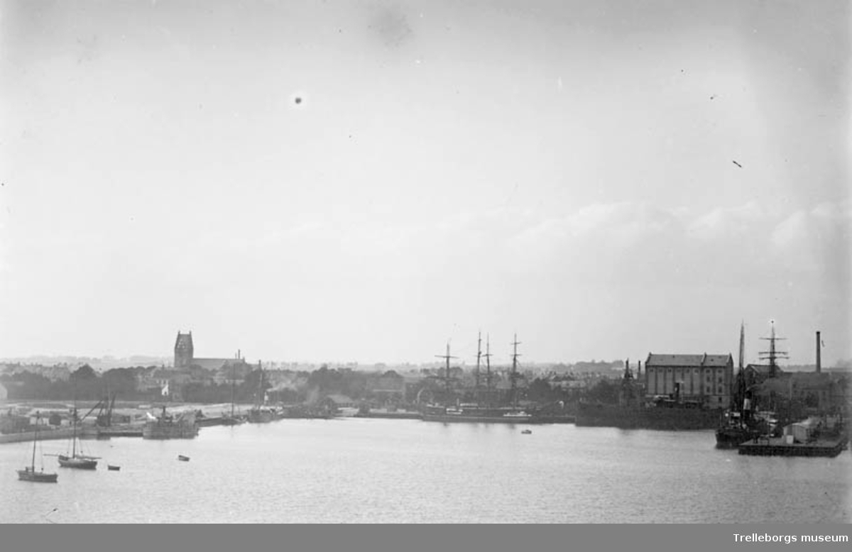 Vy över hamnen. Till vänster på bilden ser man en kyrka och till höger Ångkvarnen. Negativ 18x24.