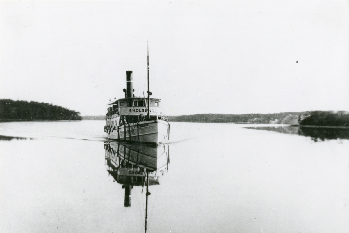Foto i svartvitt visande passagerarångfartyget s/s EKOLSUND.