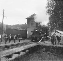 A/L Hølandsbanens veterantog har ankommet Krøderen stasjon. 