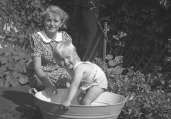 Jente og Kari Bull ved badebalje i Lyng Olsens hage. Kragerø