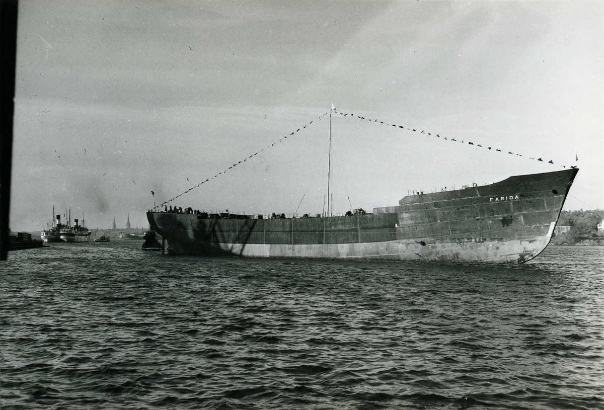 Lastmotorfartyget FARIDA sjösätts.