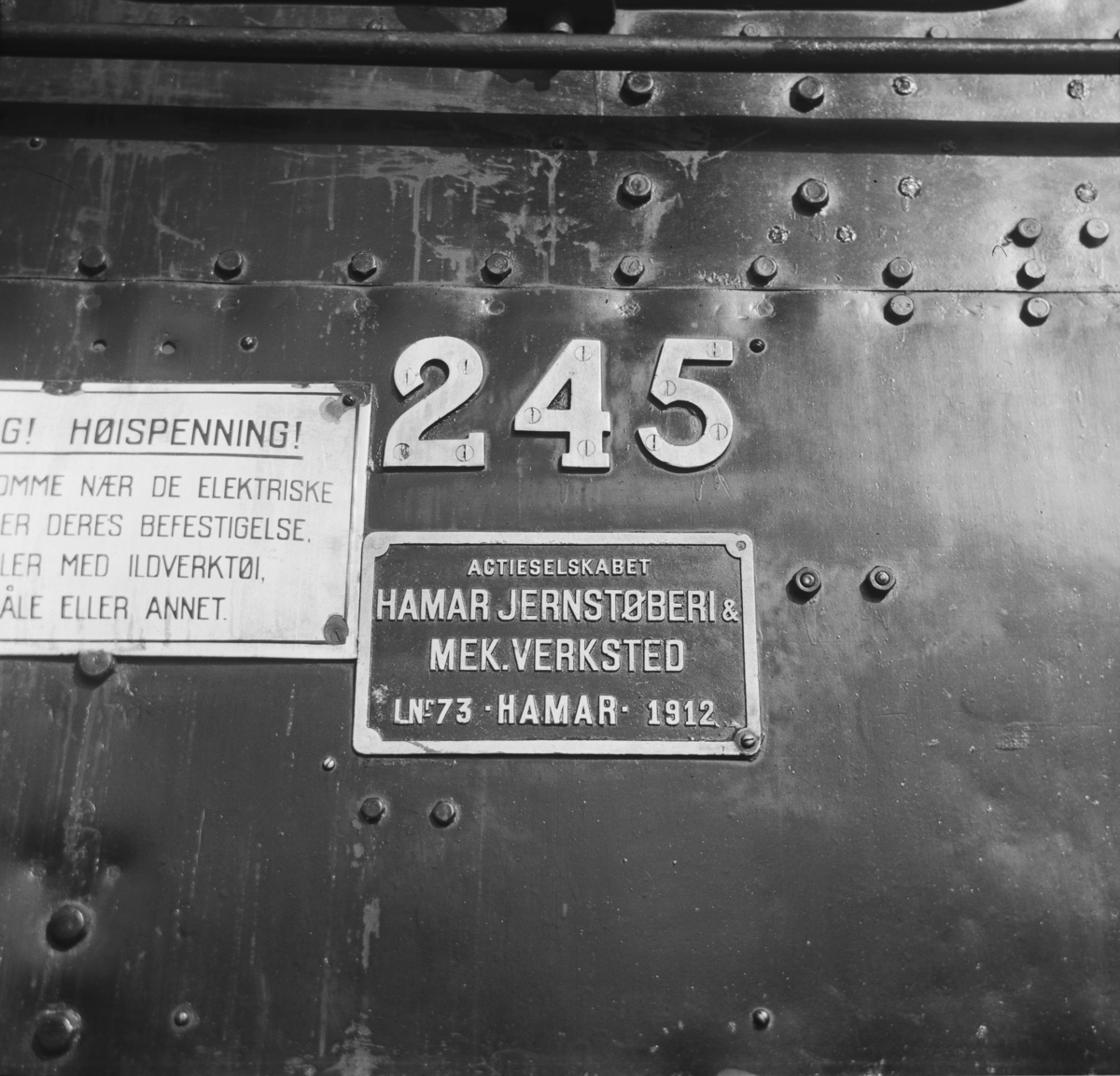 Fabrikk- og nummerskilt på damplok 18c nr. 245.