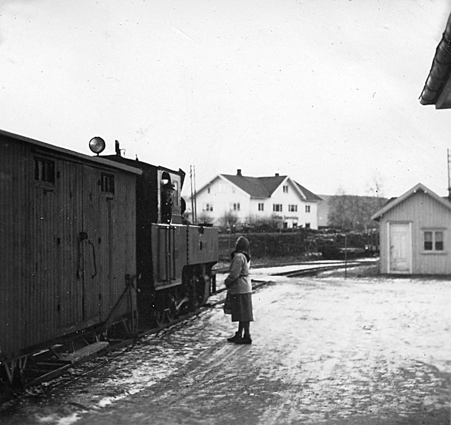 Lokomotivføreren slår av en prat med en reisende under oppholdet på Lierfoss stasjon.