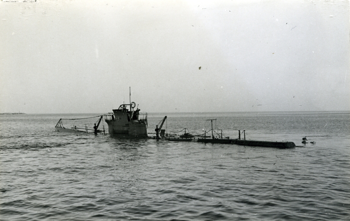 U-båten Dykaren.
U-båten kommer upp efter en dykning.