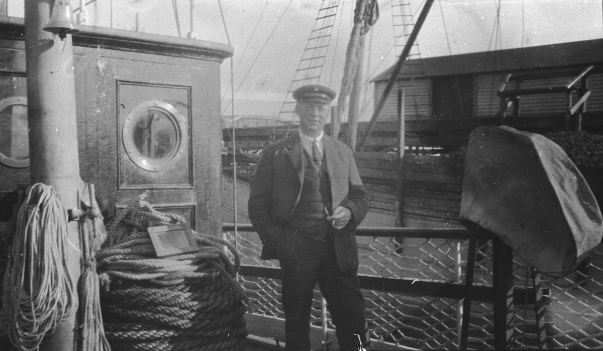 En mann fotografert om bord på oppmålingsfartøy "Wilhelm Huth". På albumet står det "De glade Huth-dager i 1925". Bildet er tatt på samme sted som FBib.95053-009.