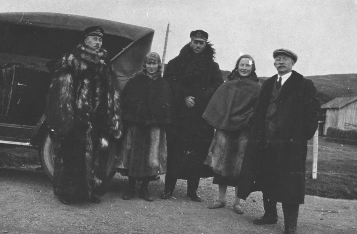 Tre menn og to jenter fotografert foran bilen på Langnes i 1925. Fra venstre herr Brun, Eva, herr Kjeve, Biddi Hermansen og Ludvig Hermansen. Jentene har reinskinnkapper på seg.