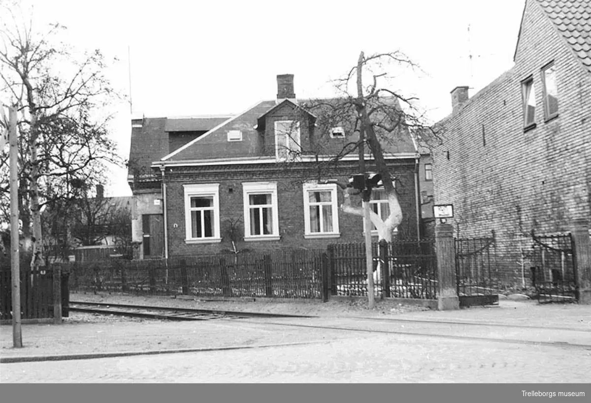 Nygatan 72, tidigare Brandchef Jönssonhus. Här fanns Rum för resande på 1940-50-talet. Kallades även för Sandgrens pensionat.  Vy mot söder. Neg. nr. 70:244.