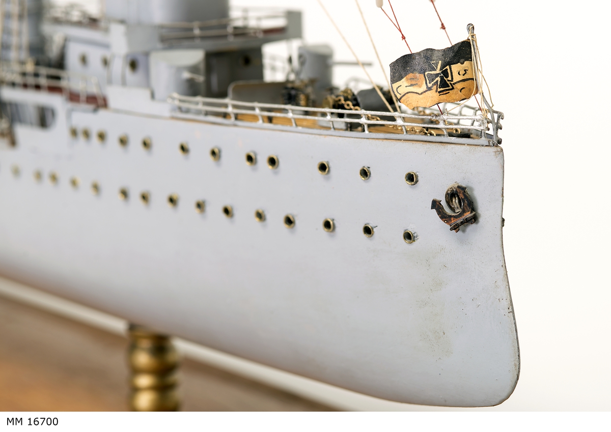 Gråmålad modell av tyska örlogsfartyget Albatross, monterad på ekplatta, samt därutöver glasmonter. På montern nysilverplatta graverad: "Till vännen Ivar Uggla av sina albatrossvänner Julen 1918".