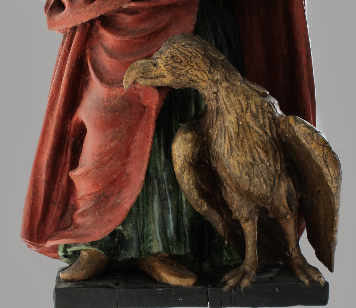Stånende mannsfigur, ørn. Johannes med ørnen, fra prekestolen i Arendals eldste kirke.