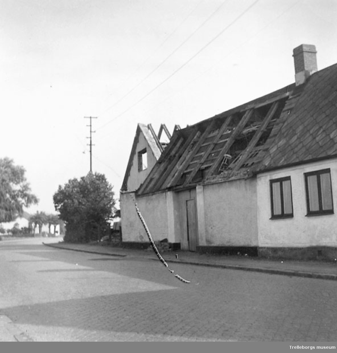 Sandmöllegården rivs, 1961.
Den legendariska Enok Strandell har bott här.