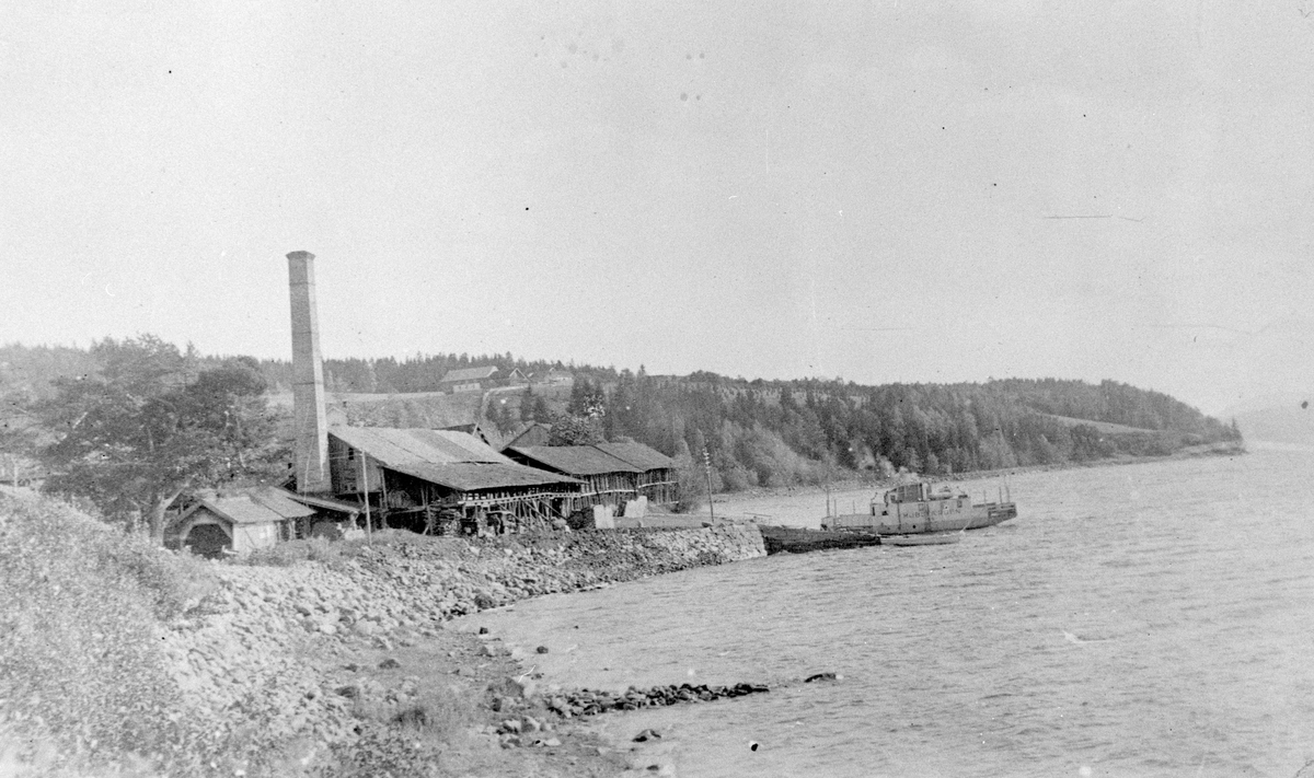 Mengshoel teglverk med brygge og Mjøsfærgen. Teglverket ble nedlagt i 1934.