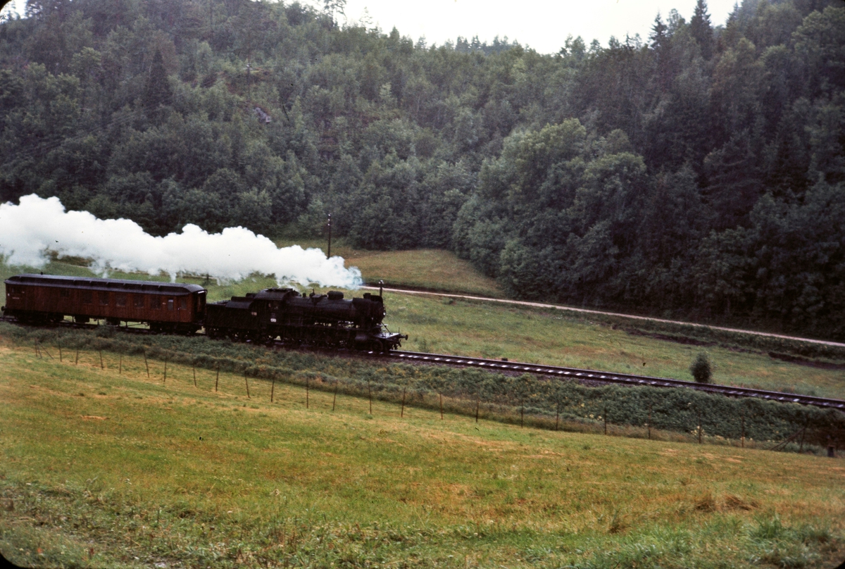 Damplokomotiv type 30a nr. 276 med persontog på Kragerøbanen