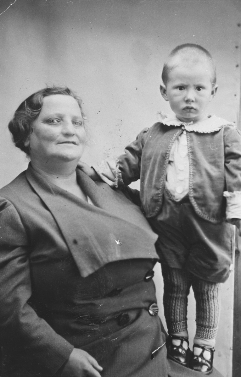 Berlevåg. Hilda Forseng med fostersønnen Andreas, som kom fra Gulgofjord.