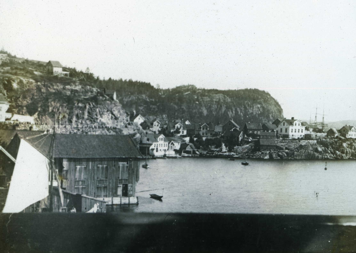 Kirkebukta mot Stilnestangen før brannen i 1886 - foto etter tidligere fotografi.