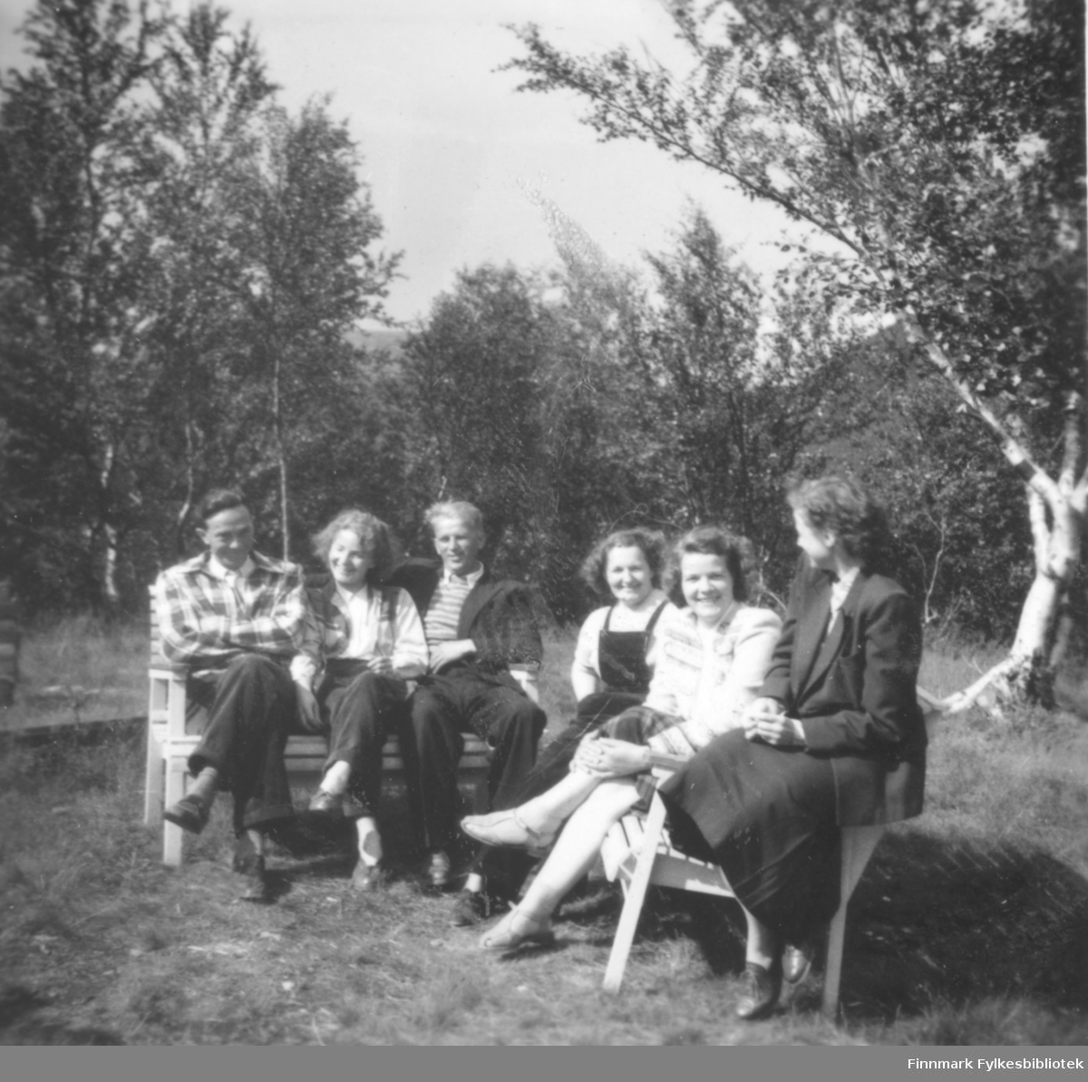 Gruppebilde fotografert utendørs, ca. 1953-1954. Fra venstre: Kåre Pedersen, Elna Johnsen, Alf Tuomainen, Lisbeth Pedersen, Ragnhild Ebeltoft og Magnhild Niska