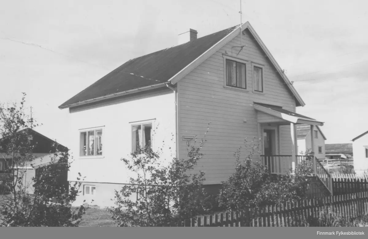 Familien Ebeltofts hus i Fossevn. 3 i Vadsø. Huset sto ferdig i 1952, og de flyttet inn i februar