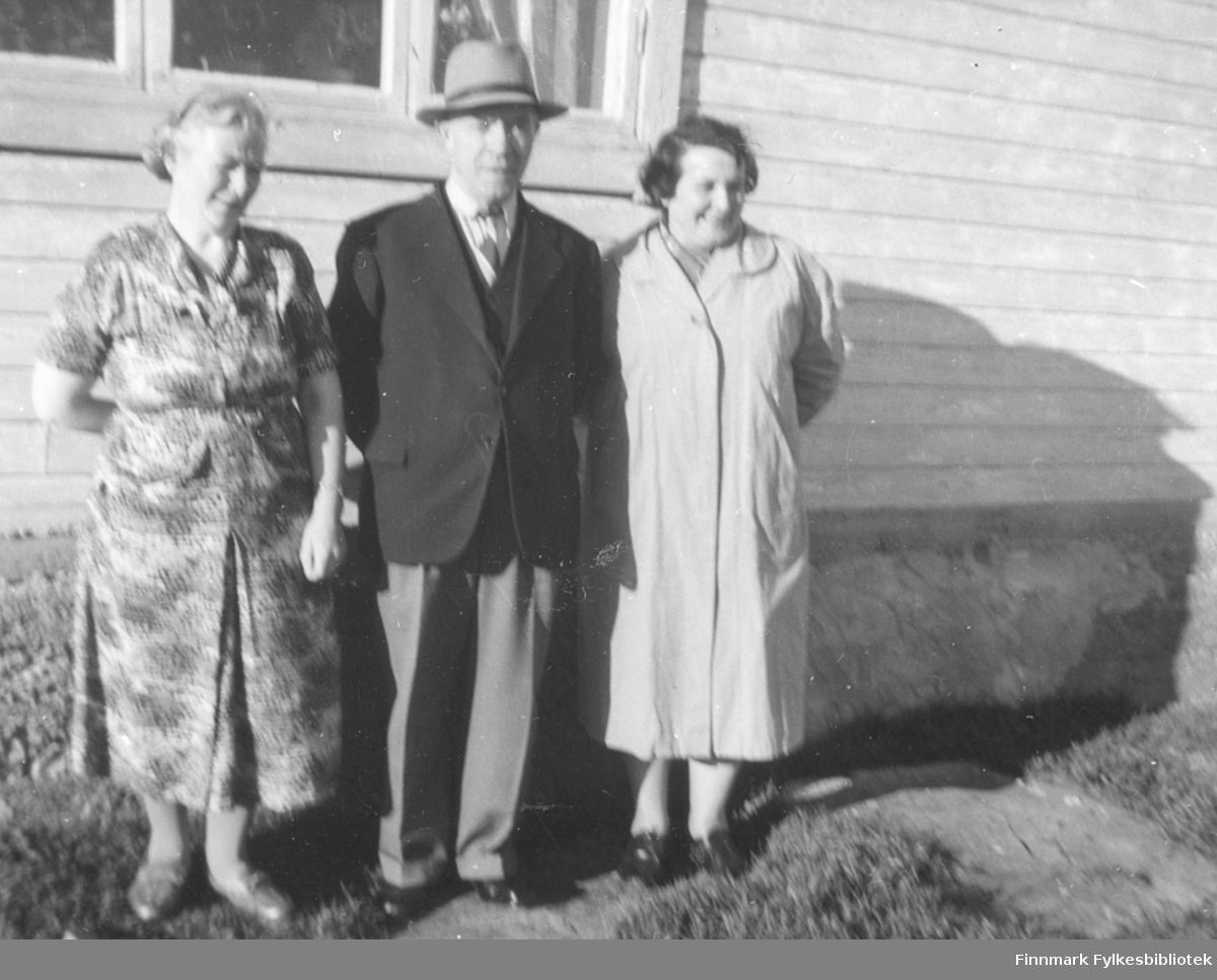 Edith Rafaelsen og hennes bror Halfdan Kvam. Til høyre Gunvor Buob, datter av Halfdan Kvam. Bildet er tatt i Kiby i 1960