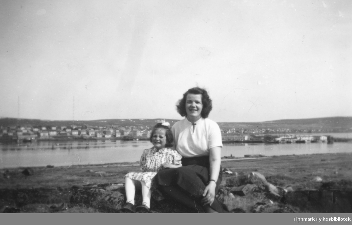 Ragnhild og Torill Ebeltoft på Vadsøya en sommerdag i 1955. I bakgrunnen ser vi bebyggelsen på fastlandet