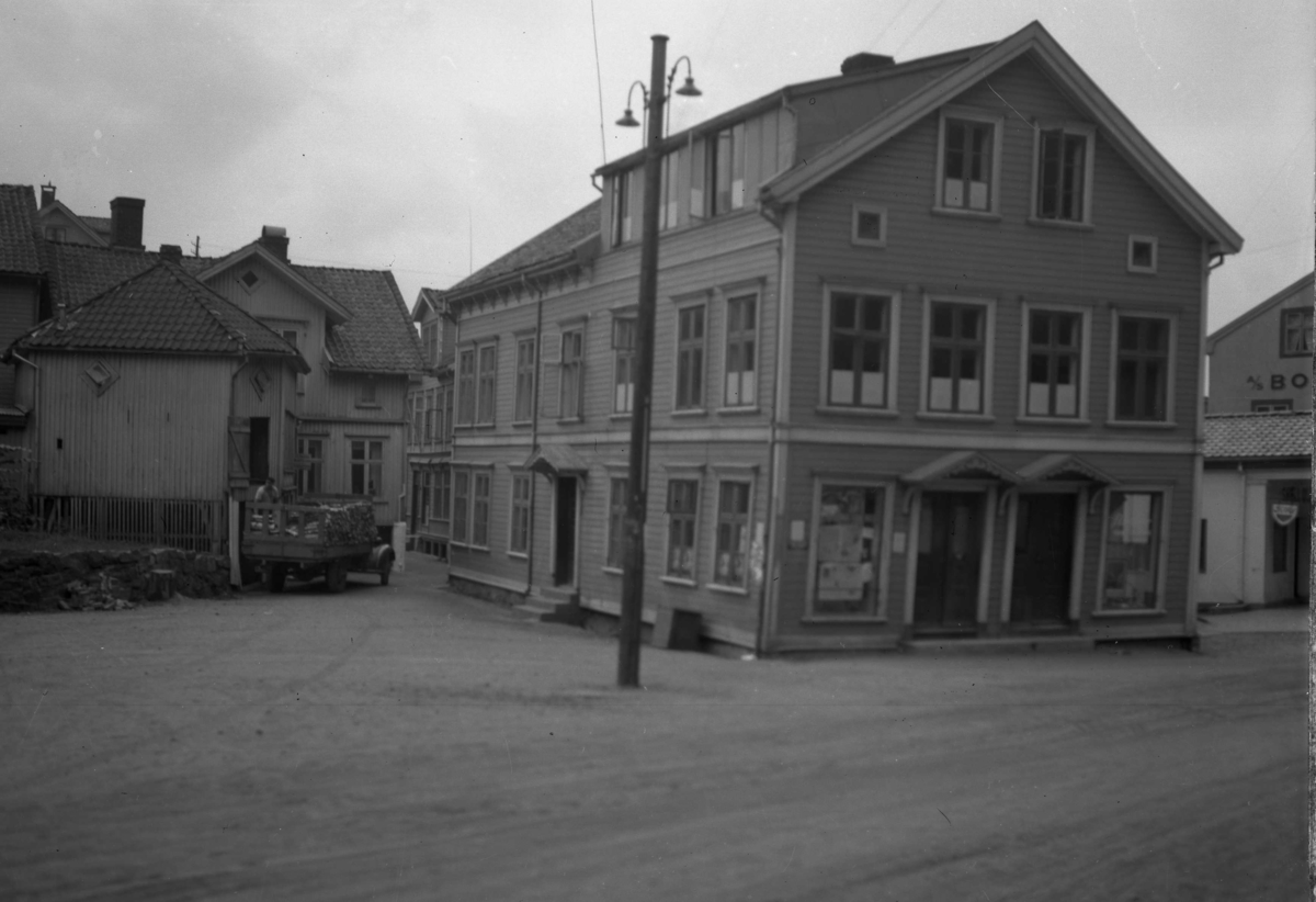 Fra Kirkegata, Bardusgården og noe av Andølingen, 1943. Bardusgården ble revet og ble en parkeringsplass.