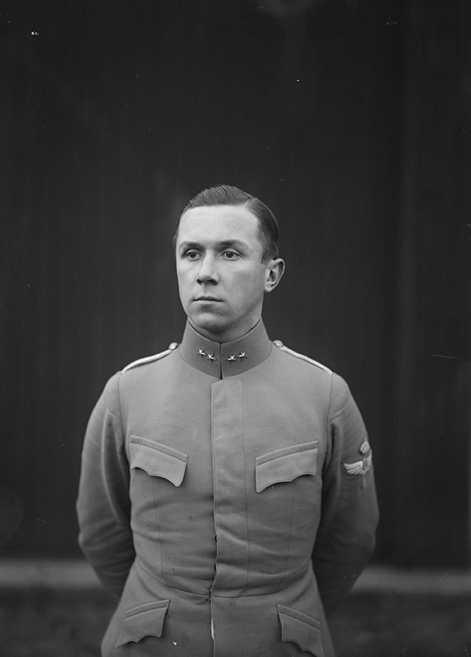 Porträtt av löjtnant Ivar Schultz, militär flygförare.
