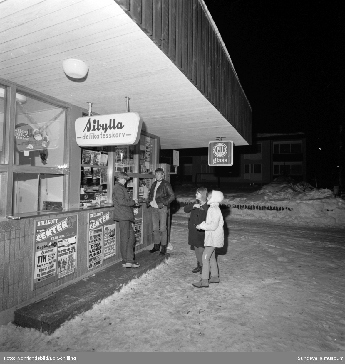 Bildserie från ett reportage i Expressen om ungdomar i Hassela. Ungdomsgård, fik, kiosk, jukebox.