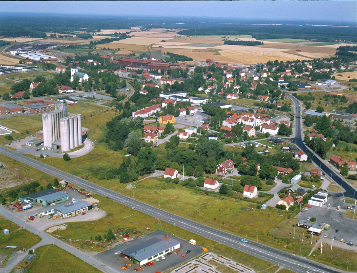 Flygbild över Heby samhälle, Västerlövsta socken, Uppland år 1975