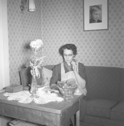 Aase Jacobsen tar seg en røyk mens hun leser bok. Hun har en